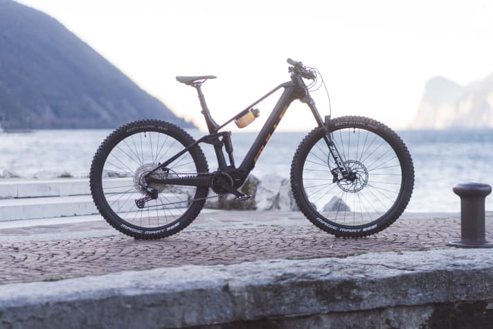 The Bulls Sonic EVO AM SL1 has been extensively updated for 2024: More suspension travel and more robust tyres provide additional riding safety. The slim silhouette and good weight have been retained.
