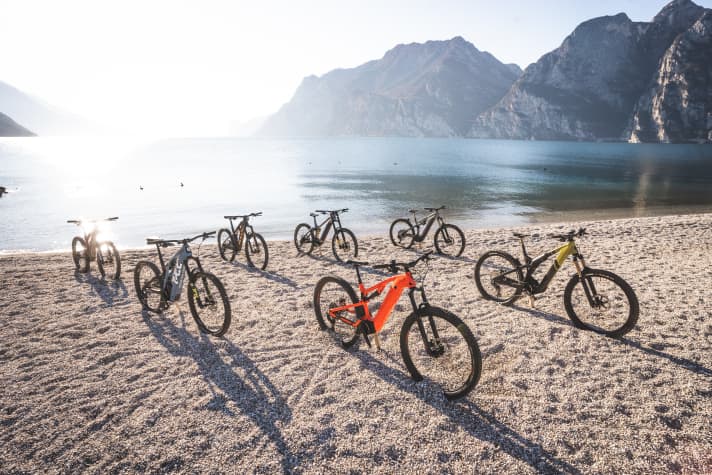 Unter dem Motto “Readers Most wanted - die beliebtesten E-MTBs des Jahres” haben wir acht außergewöhnliche E-Mountainbikes zwischen 2999 und 10999 Euro getestet. Und ja, richtig gezählt: Ein Kandidat fehlte beim Foto-Shooting am Gardasee.