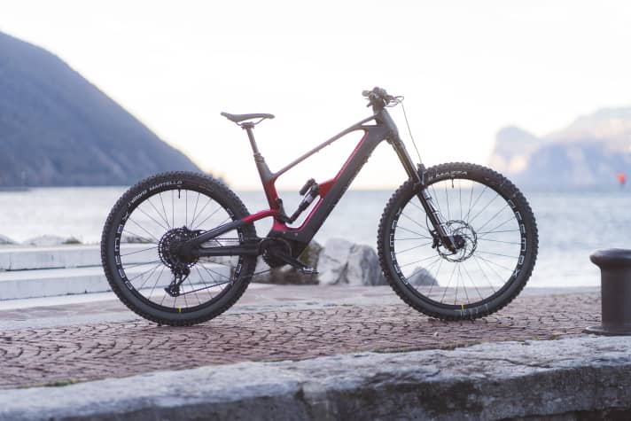 Das Olympia Hammer ist mit 170 Millimetern Federweg und 900er-Akku eine ausdauerndes Enduro für lange Trail-Ausfahrten im schweren Gelände.