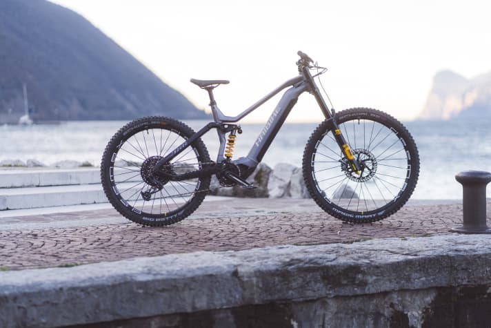Elegant grey with the eye-catching yellow accents of the Öhlins suspension, plus steel spring rear and double bridge front. The Haibike Nduro 8 Freeride is an impressive sight.