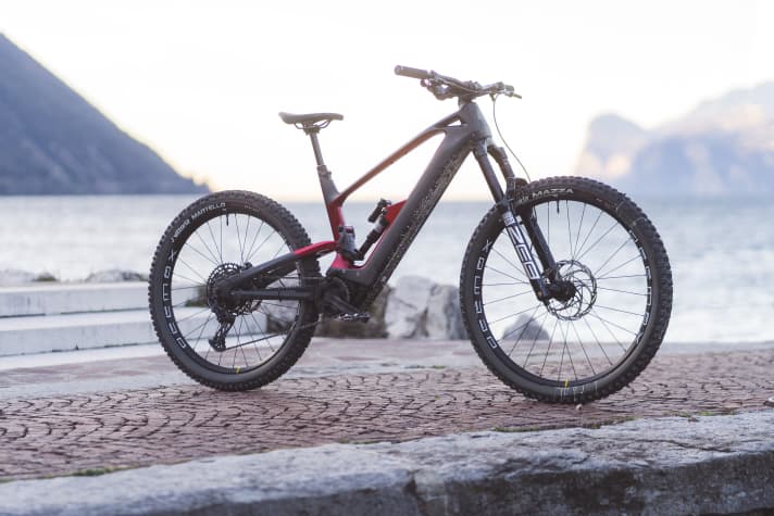 170 Millimeter Federweg, modernes Carbon-Chassis mit Enduro-Geo - damit wird der Italiener zum fahrstarken E-Enduro. Obendrein gibt´s einen Riesen-Akku mit 900 Wattstunden und den Edge-Motor vom kleinen italienischen Hersteller Oli.