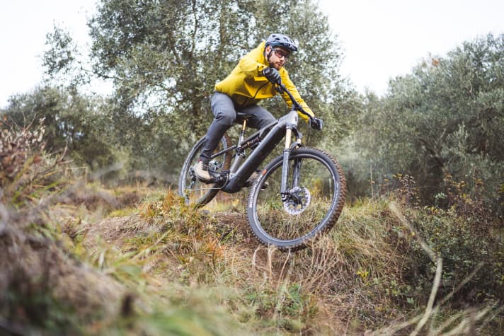 On the trail, the Cube Stereo Hybrid One55 is extremely sporty and really lets rip on the descents.