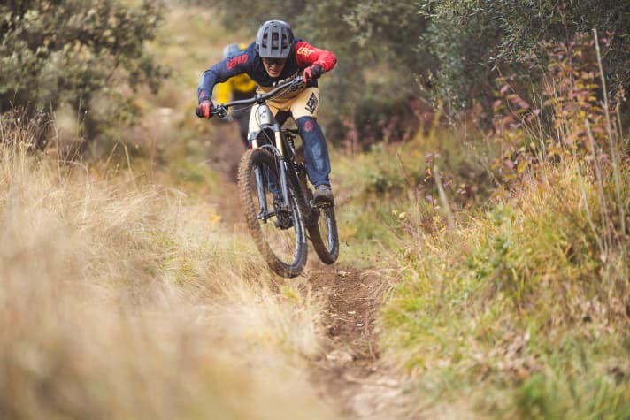 Das One55 SLT fährt sich leichtfüßig und spritzig, ausgesprochen agil ist es mit seinem langen Heck und Radstand aber nicht.