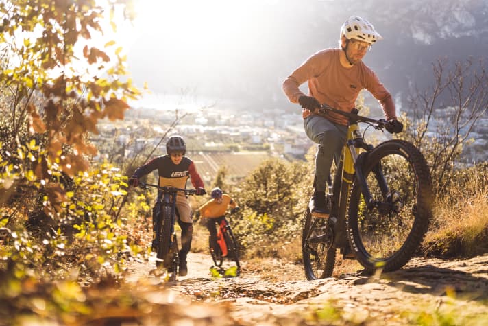 Abendlicht, griffige Trails und Traumbikes mit Seeblick? Ideale Bedingungen für unsere Test- und Fotoproduktion am Gardasee – mitten im Winter.