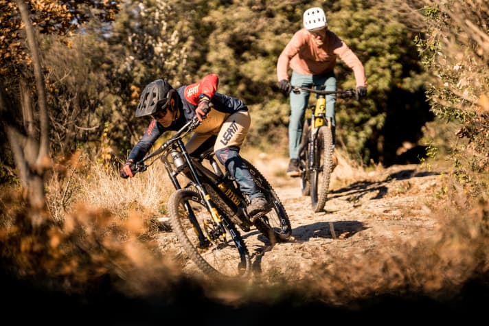 Sportlich abducken und das Bike in die Fallienie steuern - so fühlt sich das Haibike Nduro 8 Freeride wohl.