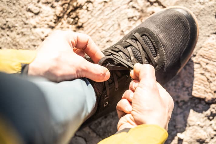 Für die Schnürsenkel gibt`s eine flexible Lasche, unter der die Bändel gut verstaut werden können.