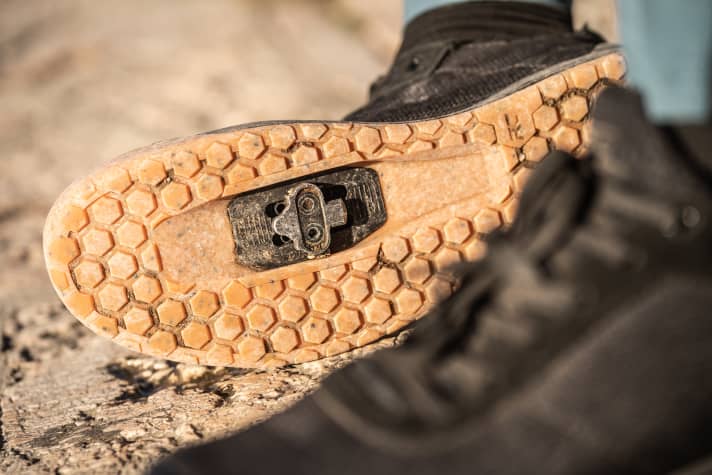 Der Cleat-Kanal ist groß genug, um reibungsloses Ein- und Ausklicken zu gewährleisten. Der Cleat ist gut eingelassen, so dass er beim Gehen nicht stört. Der Verstellbereich ist stimmig positioniert und groß genug.