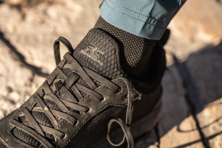 Die flexible Lasche des Ride Concepts Accomplice ist direkt mit dem Schaft des Schuhs verbunden, so entsteht ein strumpfartiger Einstieg.