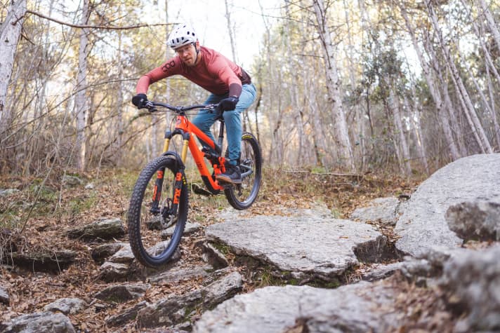 Kein leichtes Unterfangen: Das Ibis HD6 musste seine Fähigkeiten auf den zerklüfteten Gardasee-Trails unter Beweis stellen.