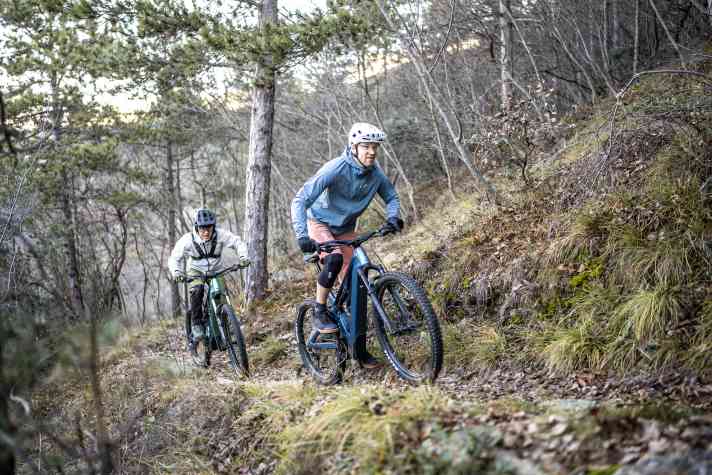 Same motor, same battery, identical riding position: both Spectral:On bikes perform well uphill.