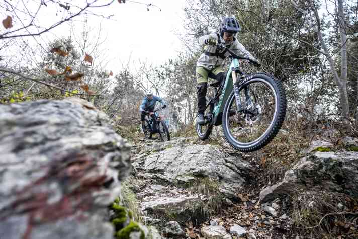 Mit seinem starken Fahrwerk und den kräftigen Bremsen kann das CFR bergab seine Trümpfe ausspielen und lässt das CF7 hinter sich. Aber: auch das günstige Modell schlägt sich gut.