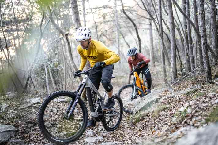 Both Propains do a good job on steep climbs: the PRO10 rear suspension kinematics with a floating shock in front of the seat tube keeps the rear end stable in its stroke and works very sensitively.