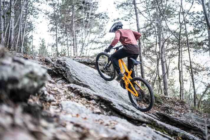 The enormous pulling power and power delivery, regardless of the cadence, pushes the Ekano 2 CF mercilessly uphill.