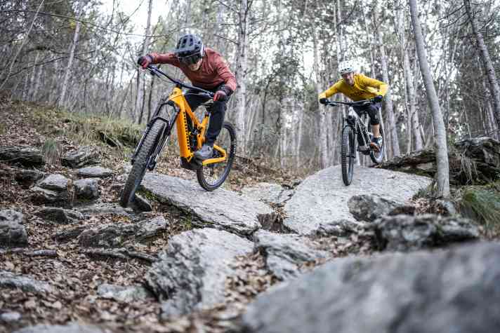 Full throttle into the rocks. Endurance tester Chris Schleker already knows the core competencies of the Ekano 2 CF well from a duel against the cheaper Propain Ekano with aluminium frame.