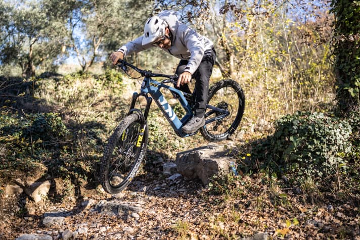 Für ein Full-Power-E-MTB ist das Husqvarna recht handlich und lässt sich leicht in die Luft ziehen. Fahrsicherheit in schwerem Gelände ist aber nicht die Stärke des Husqvarnas.