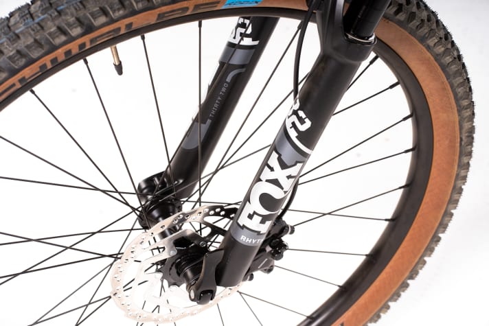 The Fox 32 suspension fork from the Rhythm quality class responds superbly and damps noticeably better than the suspension forks of the other test bikes. Off the beaten track, this gives the Canyon a big advantage.