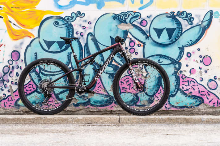 Wir sind uns sicher: Das neue Specialized Epic wird in der Cross Country-Welt Eindruck hinterlassen - in der 14.500 Euro teuren S-Works-Version sowieso.