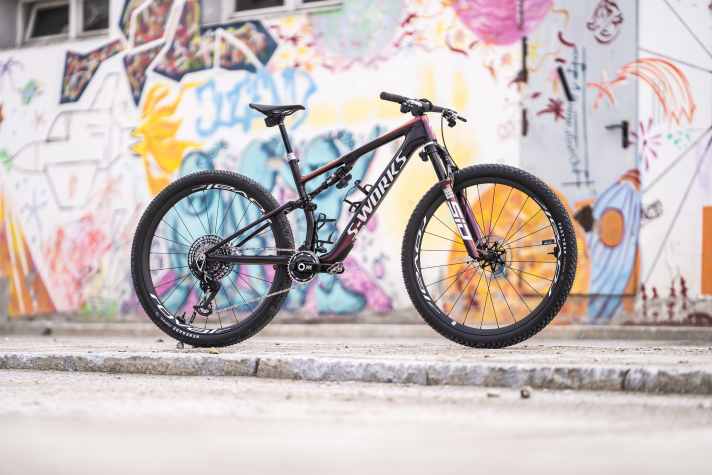 Das Specialized Epic mit6 dem neuen Rockshox Flight Attendant Fahrwerk dürfte eines der spannendsten Cross Country-Fullys 2024 sein.