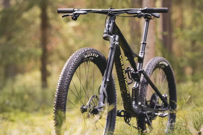 With 120 millimetres of travel, the Lefty Ocho is an absolute force at the front of a cross-country bike. On the Cannondale Scalpel Carbon 1, it provides excellent guidance.