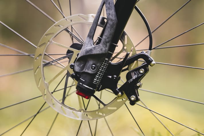 Auf den dicken HS2-Scheiben leisten die vier Kolben der Sram Level Stealth Bremse eine ordentliche Verzögerung. Zum Laufradausbau kann der Bremssattel via Schnellspanner abgekapselt werden.