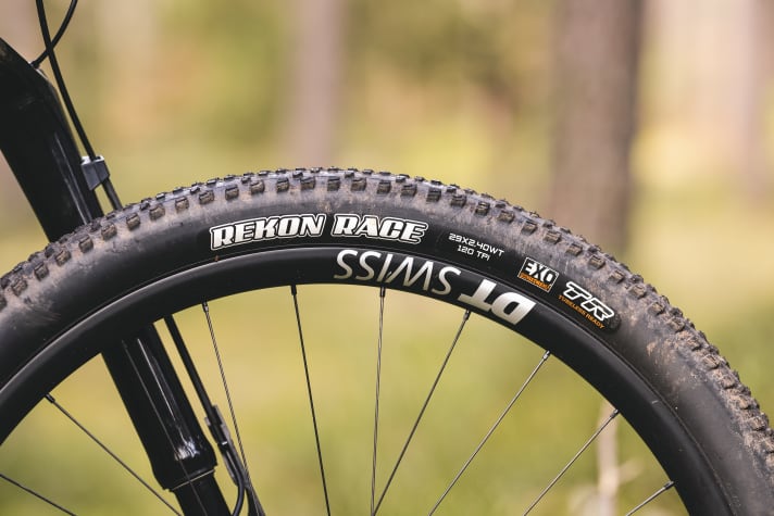 Obwohl dem Maxxis Recon Race an der Front des Cannondale Scalpel Carbon 1 die großen Stollen fehlen, generiert er dank 2,4 Zoll Breite und in Verbindung mit dem guten Fahrwerk, einen guten Grip.