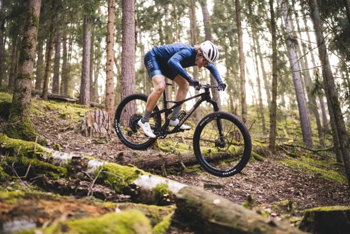 Voll auf Angriff: Das <a href="https://www.awin1.com/cread.php?awinmid=13793&awinaffid=471469&clickref=B+Cannondale+Scalpel&ued=https%3A%2F%2Fwww.liquid-life.de%2Fproducts%2Fcannondale-scalpel-carbon-2-lefty-storm-cloud-2024" target="_blank" rel="noopener noreferrer nofollow">Cannondale Scalpel 2024</a>* ist ein messerscharfes Cross Country-Fully
