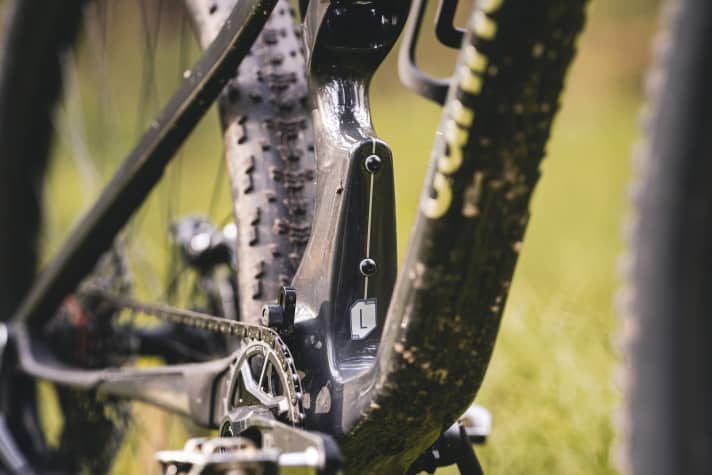 Um Platz für die Versenkbarkeit der Teleskopstütze und einen zweiten Flaschenhalter zu schaffen, geht Cannondale am Carbon-Rahmen seines neuen XC-MTBs unkonventionelle Wege.