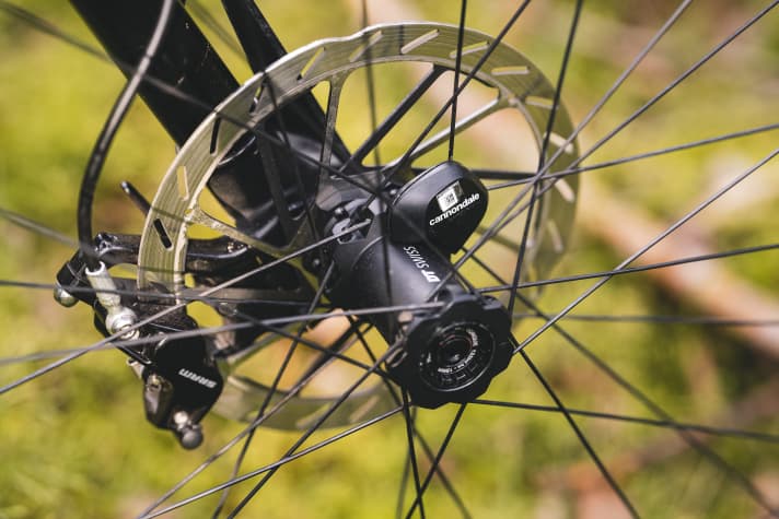 Nettes Detail für leistungsorientierte Racer: Der kleine Sensor auf der Vorderradnabe des neuen Cannondale-Fullys soll exaktere Daten liefern, als es rein GPS-basierte Hilfsmittel leisten können.