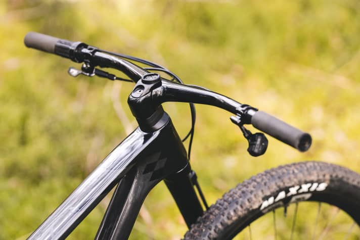 The one-piece system bar blends in perfectly with the black Batmobile look of the Cannondale Scalpel Carbon 1. The front end is not quite as aggressively low as on other race bikes.