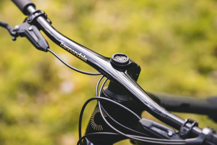 Züge und Gabel kommen von links. Zusammen mit dem einteiligen Carbon-Cockpit, durch das auch die Leitungen verlegt werden, beschert das dem Cannondale Scalpel eine einzigartige Optik aus Sicht des Fahrers.