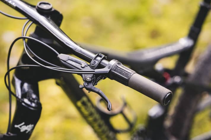 The Rockshox twist grip on the handlebars of the Cannondale Scalpel Carbon 1 only allows two positions: Open or Lock.