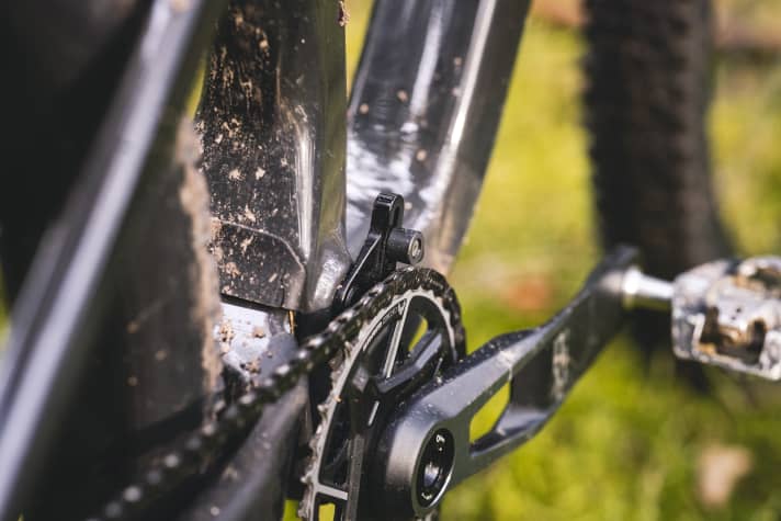 A minimalist chain guide keeps the drivetrain of the new Cannondale Scalpel in line even on rough cross-country trails.