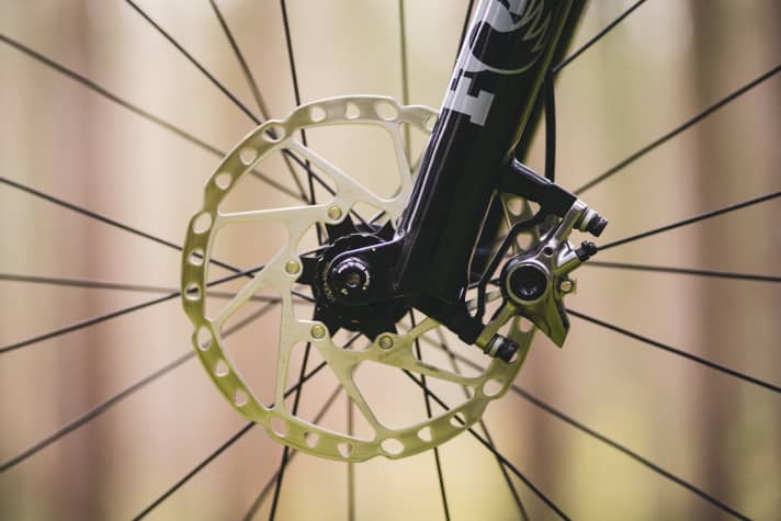 High end meets low end: Liv combines a Shimano XTR brake with cheap brake discs (available online from 16 euros each) on the top model. In our opinion, this is a no-go on a bike costing just under 13,000 euros.