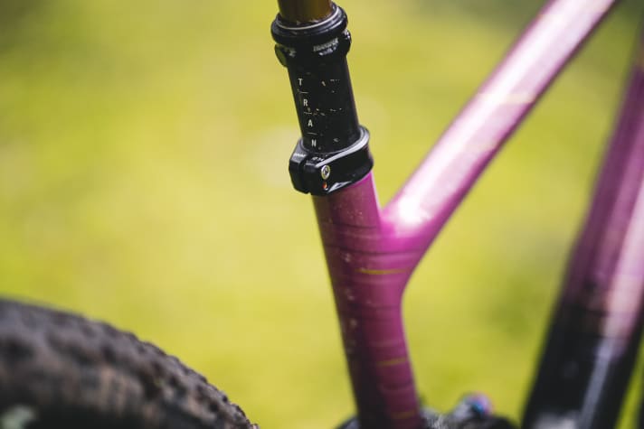 Mit ihrer wuchtigen Bauweise stört die Sattelklemme mit zwei Schrauben die Optik des Race-Fullys für Frauen.
