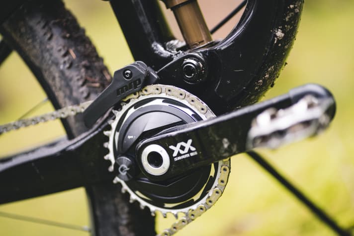 May not quite fit together on the Liv XC bike: The Sram XX SL AXS Powermeter crankset and the large chain guide.