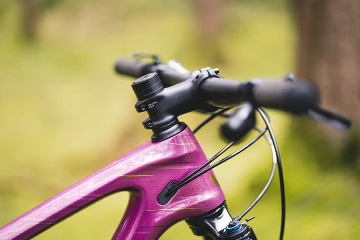 Liv gives racers on the Pique Advanced plenty of room to play with the cockpit height despite the more compact head tube. The cables are neatly clamped at the entrance to the frame, but are not routed internally throughout.
