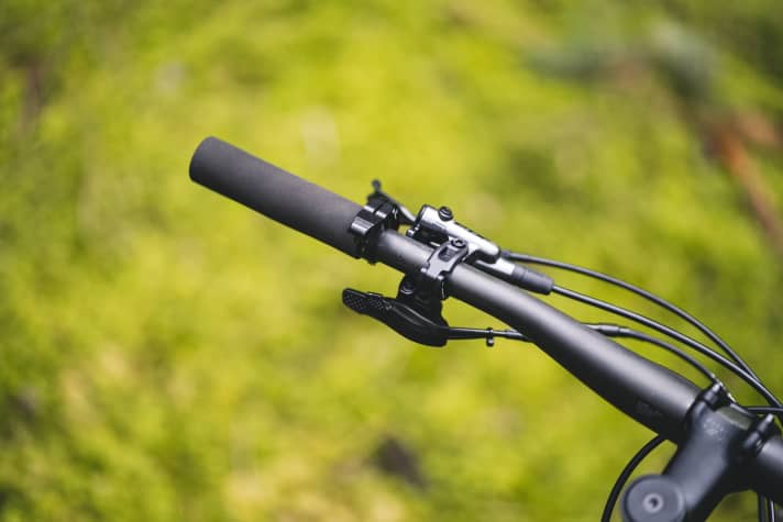 Overloaded: The left side of the cockpit looks rather cluttered with lots of cables and levers. This must be much better on an expensive racer like the Liv Pique Advanced 0 in 2024.