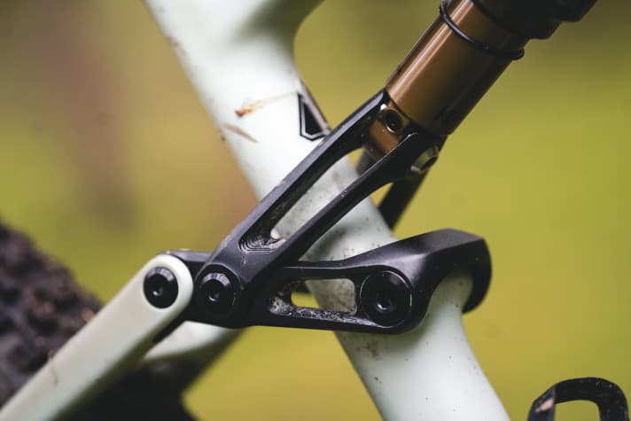 Der Flip-Chip im Dämpferauge ist von außen kaum zu erkennen. Specialized hat diesen an den neuen Epic und Epic Evo Modellen extra minimalistisch designt, um Gewicht zu sparen und optisch weniger dick aufzutragen.