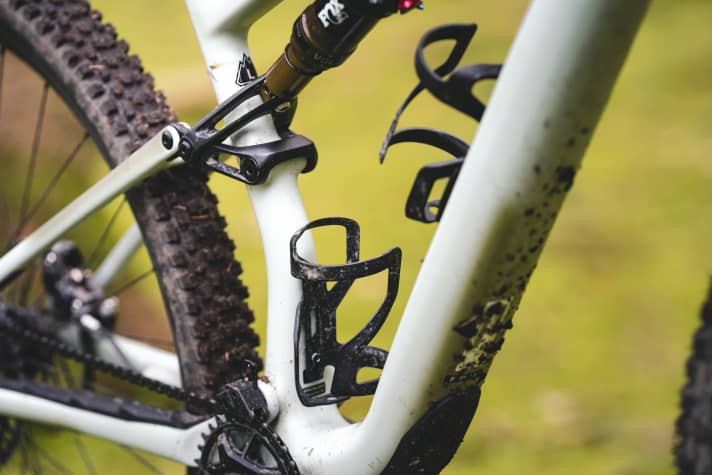 Zwei Flaschenhalter sind an einem Trailbike alles andere als selbstverständlich. Das Specialized Epic Evo sammelt in der BIKE-Bewertung ordentlich Punkte für seinen Alltagsnutzen und ist für lange Tagestouren oder sogar eine Transalp gerüstet.