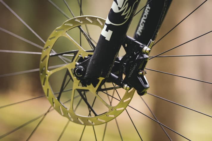 Braking power like an enduro bike: fat Sram Code brakes and a 200 millimetre brake disc at the front bring the Specialized trail bike reliably to a halt.
