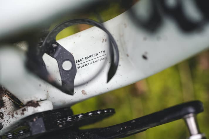 Fünf von sechs neuen Epic-, beziehungsweise Epic Evo-Modellen kommen mit einem Rahmen aus FACT 11M Carbon. Nur das S-Works Topmodell besitzt einen 190 Gramm leichteren 12M-Rahmen.