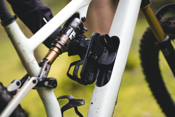 Die Funktion der SWAT-Box im Unterrohr des Specialized Epic Evo ist vorbildlich. Hier können sich andere Hersteller noch eine Scheibe abschneiden. Im Innern findet sich eine längliche Werkzeugtasche.