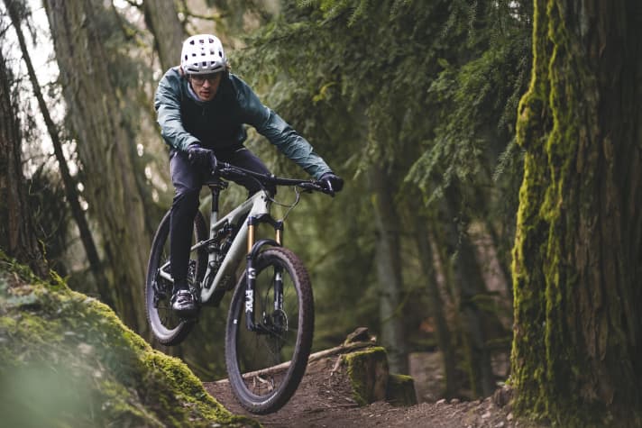 With its sporty characteristics, the Specialized Epic Evo 2024 rewards an active riding style. Fast trail rides are great fun on the 130 millimetre MTB.