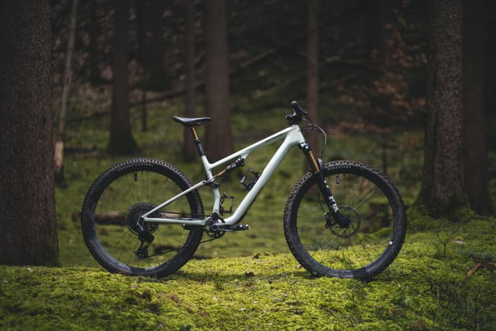 Despite the race frame, the concept of the Specialized Epic Evo is definitely coherent. For sporty tours and light trail use, however, many bikers would probably be similarly well advised to choose one of the now extremely good cross-country bikes.