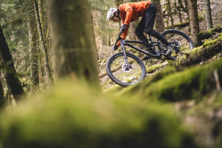 Thanks to the excellent suspension, the Cannondale Scalpel even poaches in trail bike territory. Nevertheless, it remains agile and sporty.