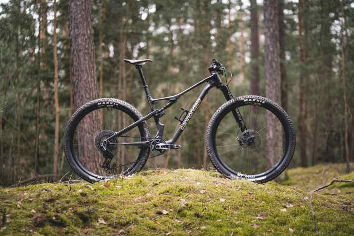 With the Lefty, the Cannondale Scalpel is and remains simply a special race bike - now with 120 millimetres of travel. The geometry has undergone an intensive lengthening and flattening programme.