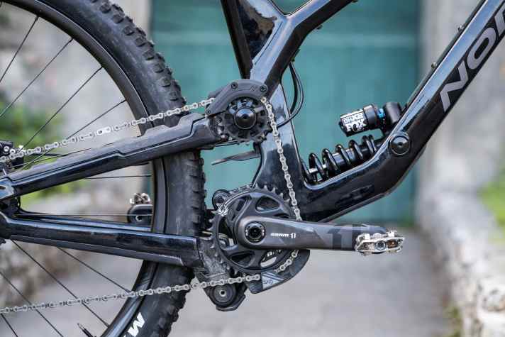 Während die meisten High-Pivot-Bikes das Konzept über einen Eingelenker mit fixem Drehpunkt realisieren, besitzt der Norco-Hinterbau einen virtuellen Drehpunkt. Der Hintergrund: Ein Merkmal von High-Pivot-Systemen sind die hohen Anti-Rise-Werte. Besonders eingelenkige Designs ziehen sich beim Anbremsen oft so weit in den Federweg, dass sie verhärten und die Traktion verlieren. Der virtuelle Drehpunkt des Range ermöglicht es den Ingenieuren die Anti-Rise-Werte zu reduzieren. So bleibt das Fahrwerk auch unter Bremseinflüssen aktiv.