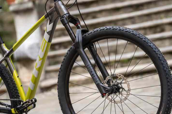 With 120 millimetres of suspension travel and a telescopic seat post, the Procaliber 8 is not a hardtail in the classic sense, but is more orientated towards the more off-road trail hardtails.