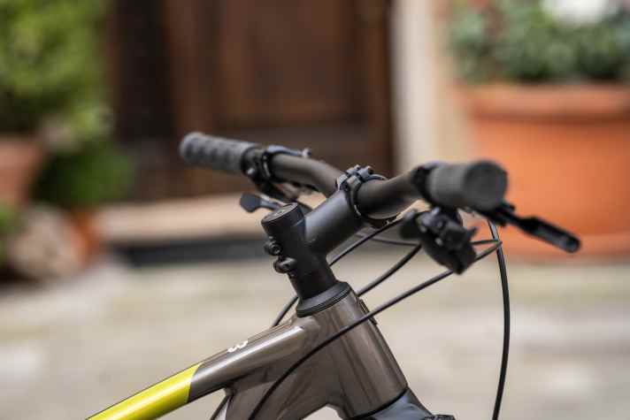 Despite the positive stem and longer fork, the short head tube still puts a lot of pressure on the front.  This means that the riding position is sporty.