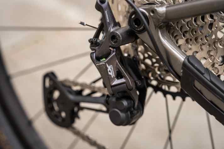 The high-quality drivetrain mix with an SLX trigger and an XT rear derailleur as well as the Recon fork from Rockshox are perfectly acceptable at this price.